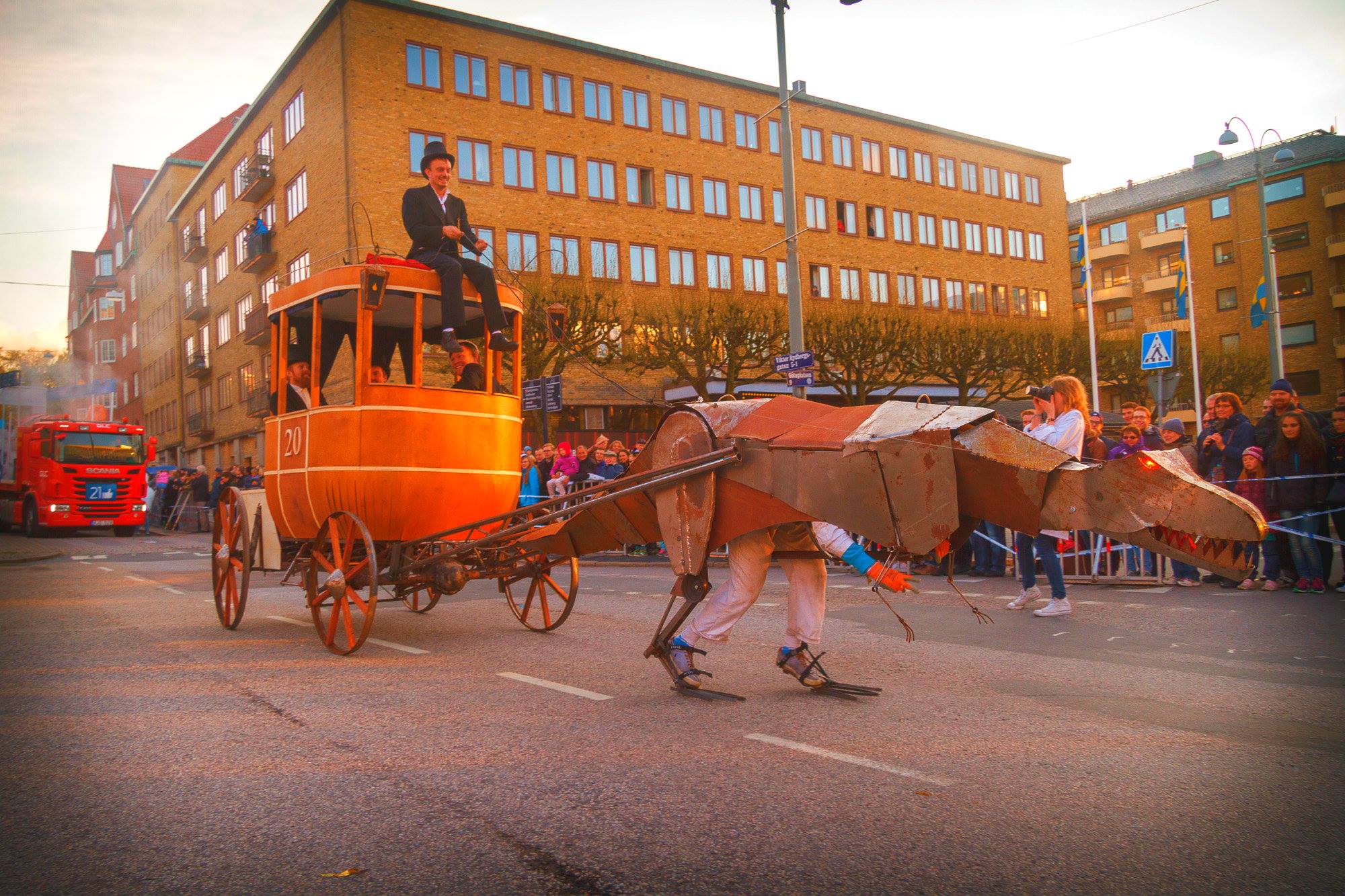 den animatroniska hästen funkade inte, så vi stoppede an stockholmare i en T-Rex istället